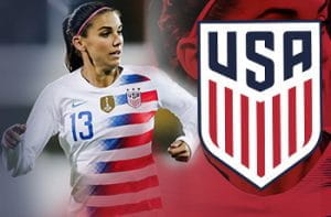 Alex Morgan, attaccante della nazionale USA di calcio femminile, e il logo della federazione calcistica statunitense