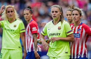 Giocatrici delle squadre di calcio femminili di Atletico Madrid e Barcellona in azione durante la sfida dello scorso 17 marzo