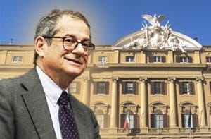 Il ministro dell'Economia, Giovanni Tria, e sullo sfondo il palazzo del ministero