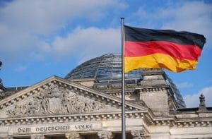 Il palazzo che ospita il Parlamento federale tedesco a Berlino e la bandiera della Germania