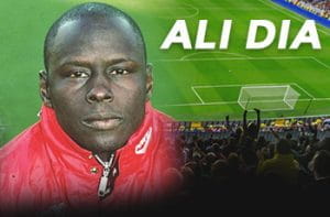 Ali Dia con la divisa del Southampton e uno stadio affollato durante una partita