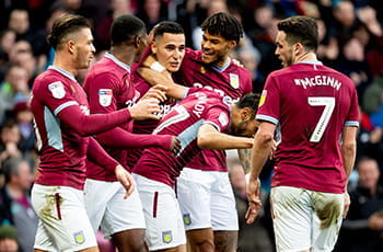 Alcuni giocatori dell’Aston Villa esultano dopo un gol