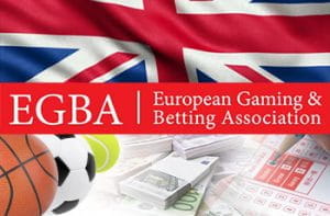 Un pallone da calcio, uno da tennis, mazzette di banconote, la bandiera del Regno Unito e il logo di EGBA