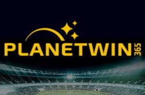 Uno stadio da calcio illuminato prima di una partita in notturna e il logo di Planetwin365