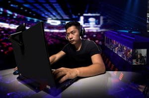 Un giocatore di eSports davanti a un computer durante un evento
