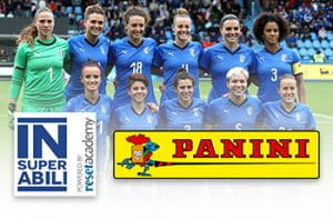 La Nazionale di calcio femminile e i loghi della Panini e della Onlus Insuperabili