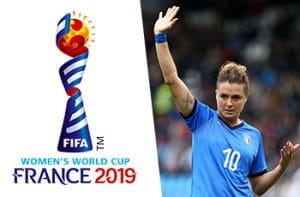 Cristiana Girelli con la maglia della Nazionale italiana e il logo della Coppa del Mondo di calcio femminile 2019