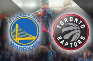 I loghi di Golden State Warriors e Toronto Raptors e un giocatore di basket in azione