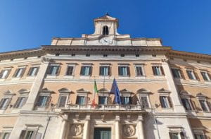 La facciata del palazzo della Camera dei Deputati a Roma