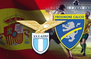 Un calciatore, la bandiera della Spagna e i loghi di Lazio e Frosinone