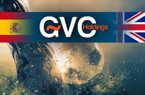 La bandiera spagnola, il logo di GVC Holdings, la bandiera del Regno Unito, in sottofondo un piede che colpisce un pallone da calcio