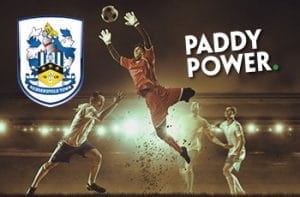 Il logo dell’Huddersfield, il logo di Paddy Power, un portiere di calcio in uscita alta per prendere un pallone prima degli attaccanti