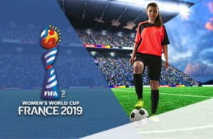 Una calciatrice e il logo dei Mondiali femminili 2019