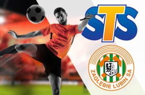 Un giocatore di calcio in azione e i loghi di STS e Zaglebie Lubin