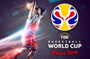 Un giocatore di basket schiaccia a canestro e il logo dei Mondiali 2019