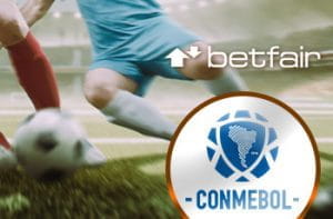 Il logo di Betfair, il logo di Conmebol, dei calciatori generici in azione sullo sfondo