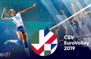 Giocatrici di pallavolo in azione e il logo degli Europei femminili 2019