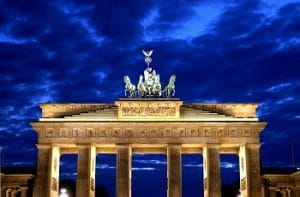 Una veduta notturna della Porta di Brandeburgo, a Berlino, in Germania