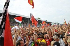 Dei tifosi della Scuderia Ferrari che festeggiano