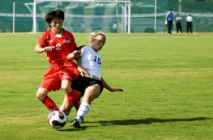 Due giocatrici di calcio in un contrasto con la palla