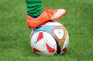 Un piede e un pallone da calcio