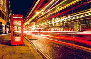 Londra di notte con una cabina telefonica in primo piano