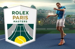 Il logo del torneo di tennis ATP Master 1000 di Parigi-Bercy 2019 e un tennista generico che colpisce una pallina su un campo con la superficie blu