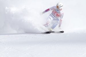 Uno sciatore in azione sulla neve