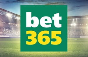 Il logo di bet365, sullo sfondo un campo da calcio