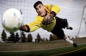 Un portiere di calcio in azione