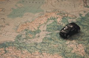 Una carta geografica, un modellino di automobile