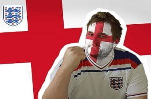 Un tifoso dell’Inghilterra di calcio, sullo sfondo la bandiera dell’Inghilterra