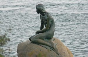 Una veduta della Sirenetta, celebre monumento di Copenhagen, in Danimarca
