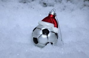 Una decorazione natalizia fatta a forma di pallone da calcio