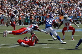 Dei giocatori di football americano in azione