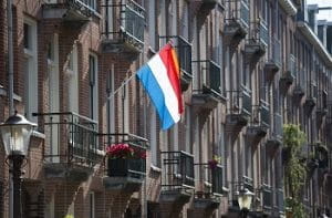La bandiera dei Paesi Bassi esposta ad un balcone
