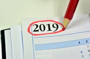 Una matita rossa cerchia la scritta "2019" su un'agenda