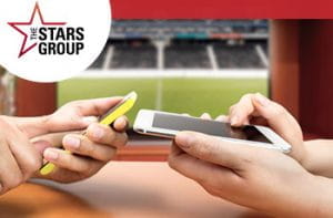 Il logo di Stars Group, due smartphone e un campo da calcio in sottofondo