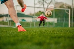 Un giocatore di calcio al tiro