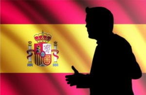 Una silhouette e la bandiera della Spagna