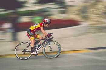 Un ciclista generico in azione