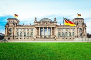 Una veduta del Reichstag di Berlino e una bandiera tedesca