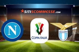 Un campo da calcio e i loghi di Napoli, Lazio e Coppa Italia