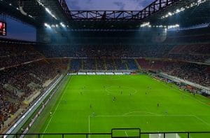 Lo stadio di San Siro durante un match in notturna