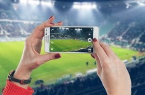 Uno smartphone che riprende una partita di calcio