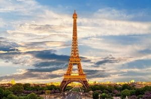 Una veduta di Parigi con la Torre Eiffel in primo piano