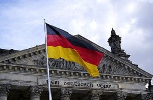 Il Bundestag a Berlino e la bandiera della Germania