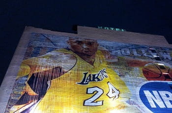 Un murales che raffigura la stella del basket NBA, Kobe Bryant