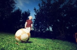 Un bambino si appresta a calciare un pallone