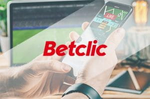 Uno smartphone connesso a un sito scommesse e il logo di Betclic